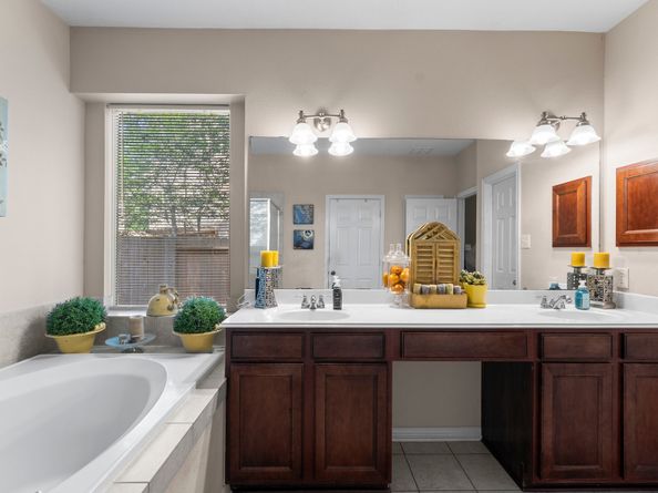 51 N Scribewood Circle, The Woodlands TX 77382