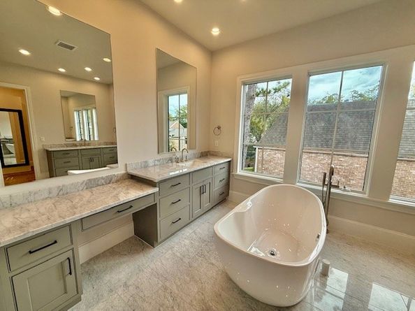 10 S Briar Hollow Lane 46, Houston TX 77027