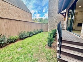 10 S Briar Hollow Lane 46, Houston TX 77027