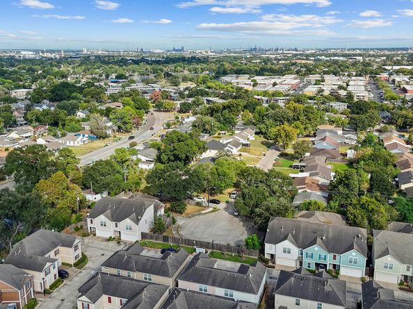 2618 Woodridge Manor Drive, Houston TX 77087