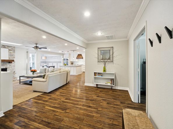 11102 Hillcroft Street, Houston TX 77096
