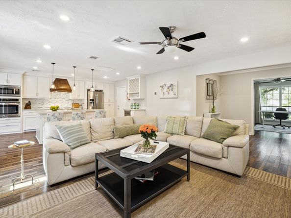 11102 Hillcroft Street, Houston TX 77096