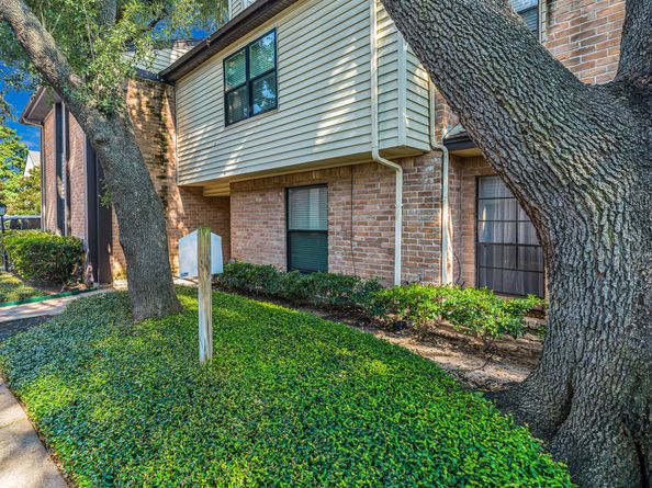 2568 Bering Drive, Houston TX 77057