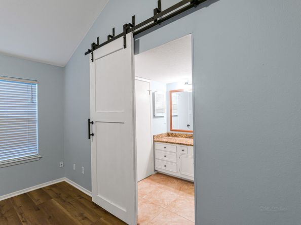 2568 Bering Drive, Houston TX 77057