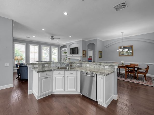 7 Tudor Glen Place, The Woodlands TX 77382
