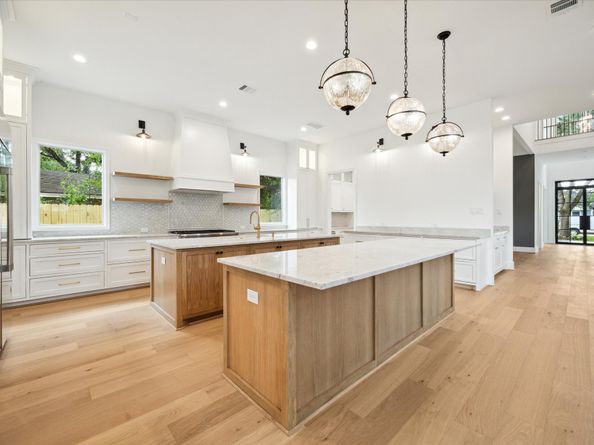 710 Sue Barnett Drive, Houston TX 77018