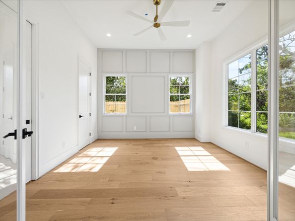 710 Sue Barnett Drive, Houston TX 77018