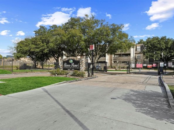 3085 Walnut Bend Lane 36, Houston TX 77042
