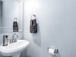 5052 Glenmont Drive F6, Houston TX 77081