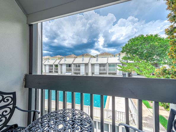 5052 Glenmont Drive F6, Houston TX 77081