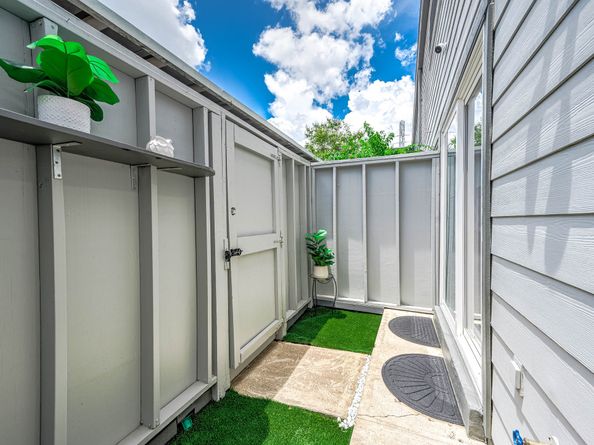 5052 Glenmont Drive F6, Houston TX 77081