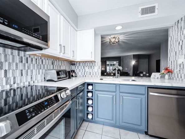 5052 Glenmont Drive F6, Houston TX 77081