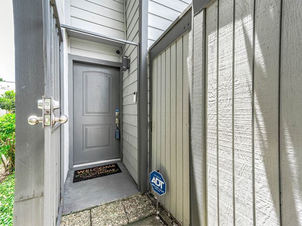 5052 Glenmont Drive F6, Houston TX 77081
