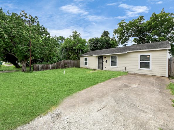 4522 Larkspur Street, Houston TX 77051
