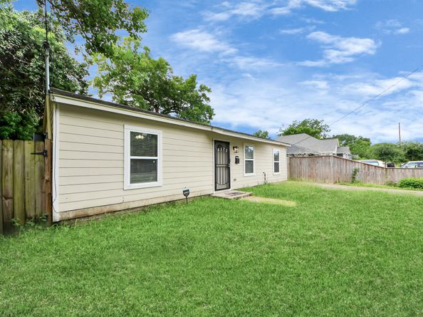 4522 Larkspur Street, Houston TX 77051