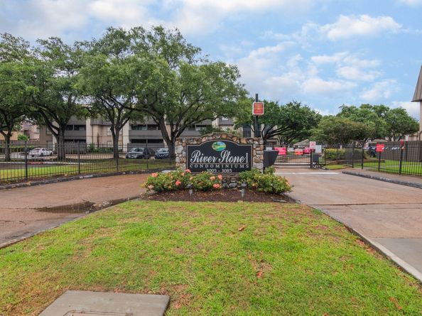 3025 Walnut Bend Lane 37, Houston TX 77042