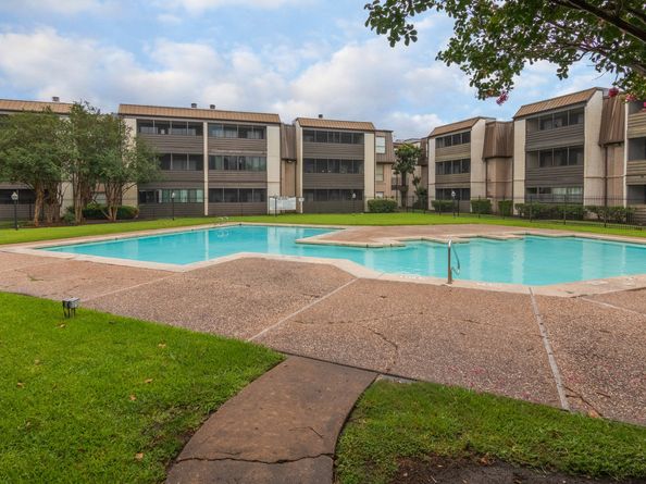 3025 Walnut Bend Lane 37, Houston TX 77042