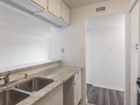 3025 Walnut Bend Lane 37, Houston TX 77042