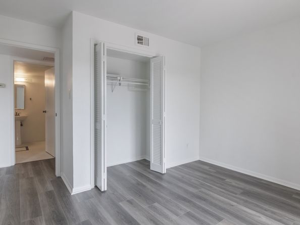 3025 Walnut Bend Lane 37, Houston TX 77042