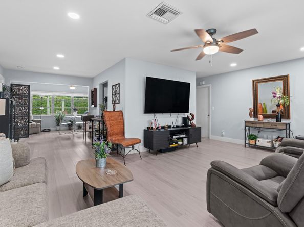 1025 NW 90th Way, Plantation FL 33322