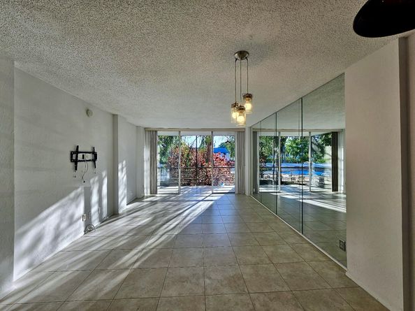 118 NW Royal Park Dr 2E, Oakland Park FL 33309