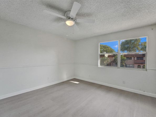 9 Madrid Ln, Davie FL 33324