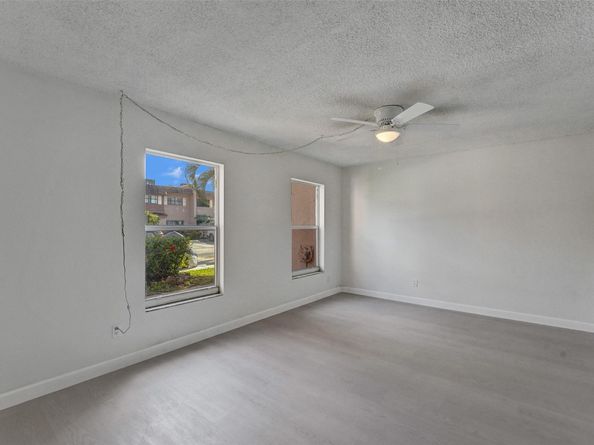 9 Madrid Ln, Davie FL 33324