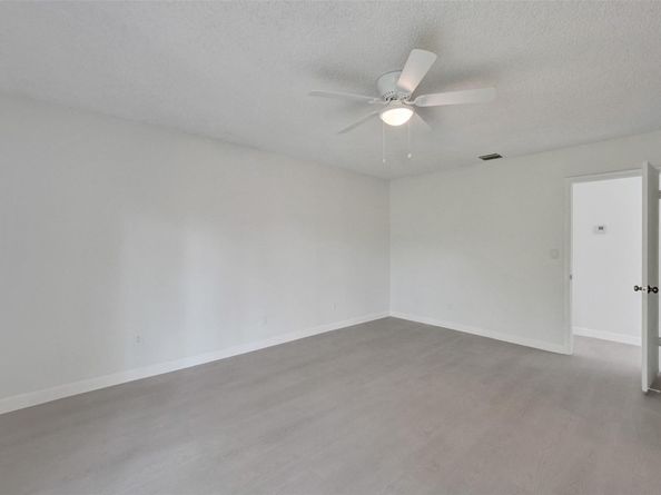 9 Madrid Ln, Davie FL 33324
