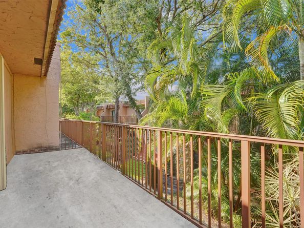 9 Madrid Ln, Davie FL 33324