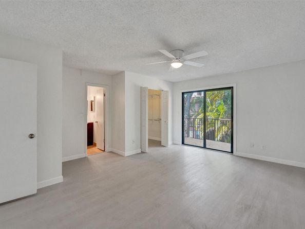 9 Madrid Ln, Davie FL 33324