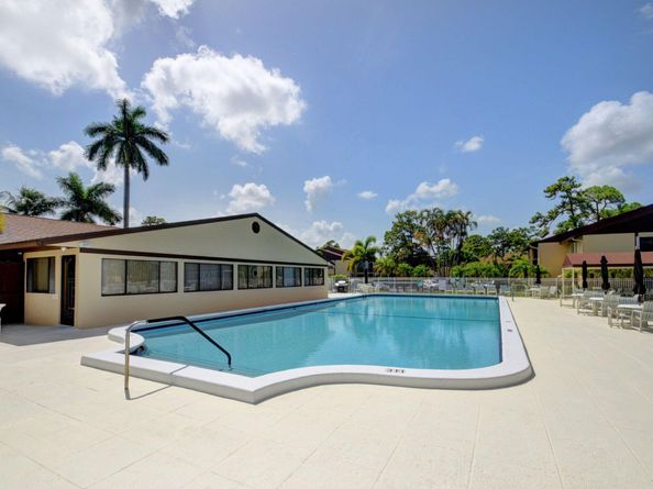 325 Knotty Pine Circle C1, Greenacres FL 33463