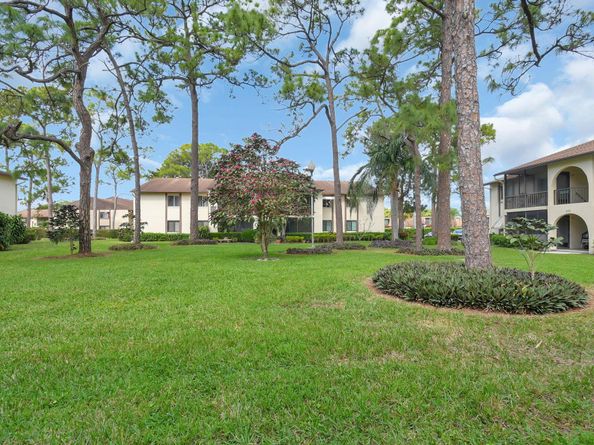325 Knotty Pine Circle C1, Greenacres FL 33463