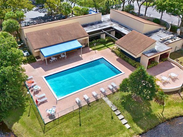 2311 S Cypress Bend Dr 319, Pompano Beach FL 33069