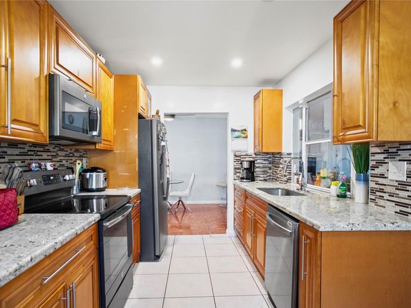 5709 NW 81 Ave, Tamarac FL 33321