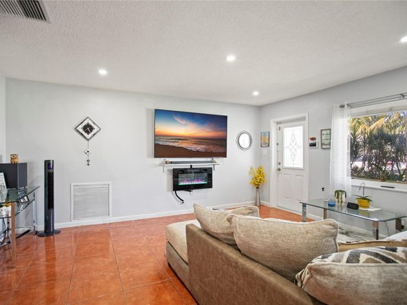 5709 NW 81 Ave, Tamarac FL 33321