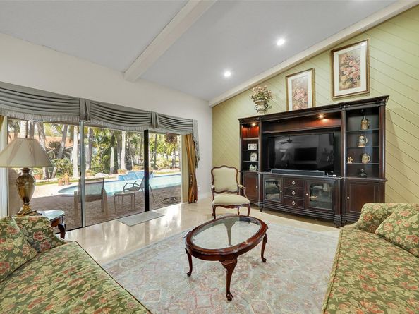 1581 NW 100th Way, Plantation FL 33322