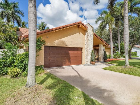 1581 NW 100th Way, Plantation FL 33322