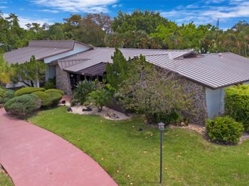 5200 Woodlands Bl