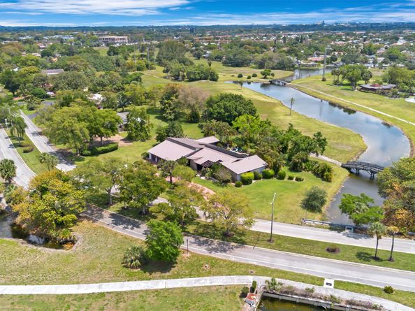 5200 Woodlands Bl, Tamarac FL 33319