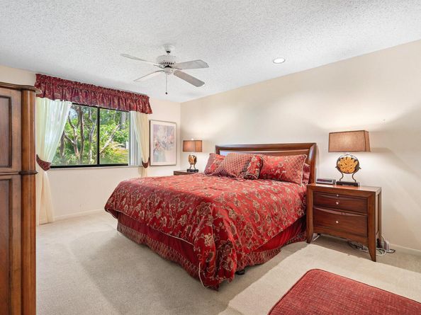 17 Clubhouse Lane, Boynton Beach FL 33436