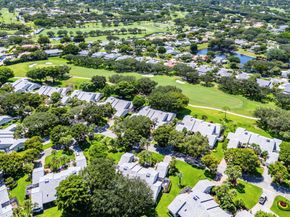17 Clubhouse Lane, Boynton Beach FL 33436