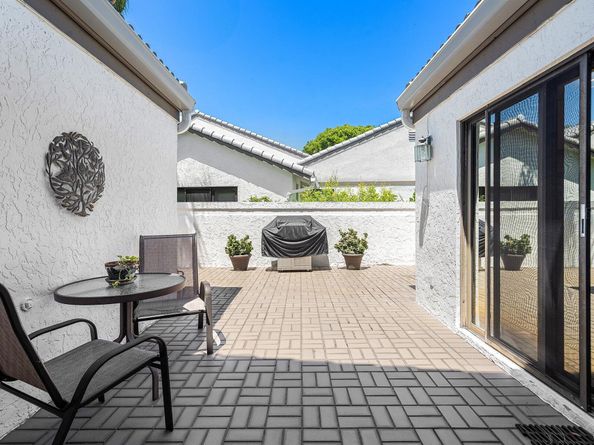 17 Clubhouse Lane, Boynton Beach FL 33436