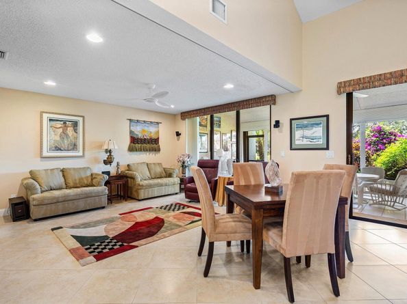 17 Clubhouse Lane, Boynton Beach FL 33436