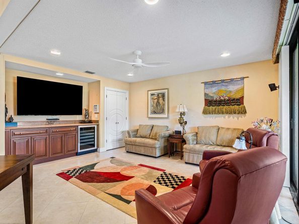 17 Clubhouse Lane, Boynton Beach FL 33436