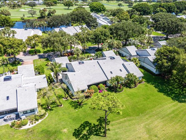17 Clubhouse Lane, Boynton Beach FL 33436