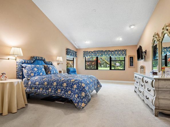 17 Clubhouse Lane, Boynton Beach FL 33436