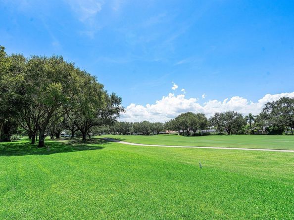 17 Clubhouse Lane, Boynton Beach FL 33436