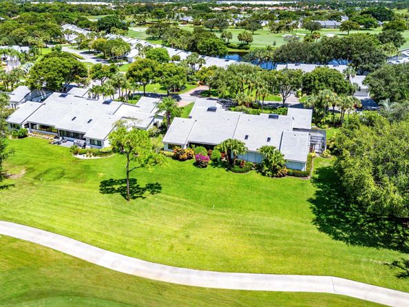 17 Clubhouse Lane, Boynton Beach FL 33436