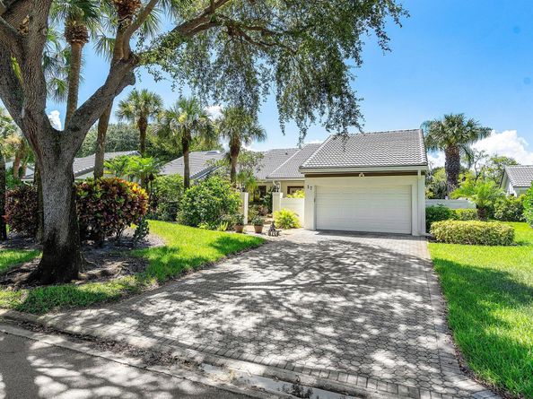 17 Clubhouse Lane, Boynton Beach FL 33436