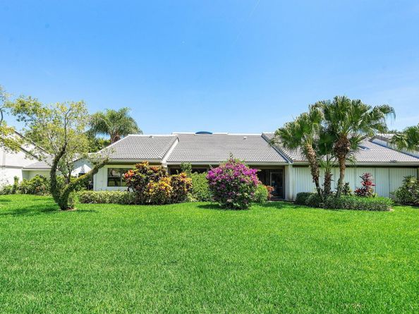 17 Clubhouse Lane, Boynton Beach FL 33436